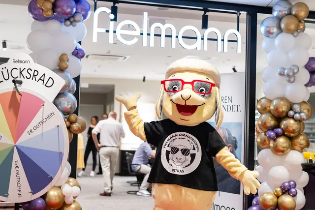 Maskottchen Benni Brillenschaaf sorgte beim Fielmann-Eröffnungstag für Durchblick und viele sympathische Begegnungen. | Foto: Thomas Steinlechner