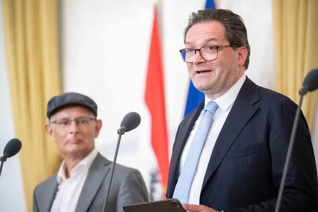 Norbert Totschnig (vorn, ÖVP) und Finanzminister Markus Marterbauer stellten erste Maßnahmen für von Dürre geplagten Bauern vor. | Foto:  Rene Hemerka