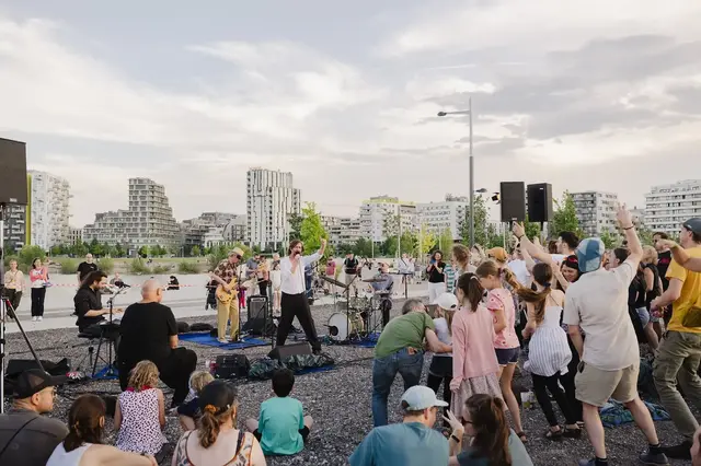 Das Dock Seestadt am Nordufer des Asperner Sees wird in den kommenden Wochen zur Bühne für Bewegung, Kino, Musik und Theater. (Archiv) | Foto: Luiza Puiu