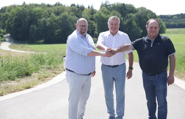 Bürgermeister Walter Hartl (St. Pantaleon), Infrastrukturlandesrat Günther Steinkellner und Bgm. Josef Lasser (Franking). | Foto: Land OÖ