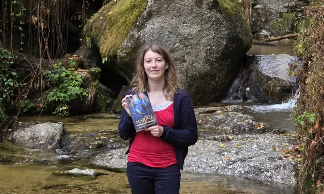 Tanja Kloibhofer mit dem Buch  "Marine - das Flüstern der Wahrheit". | Foto: Privat/Kloibhofer