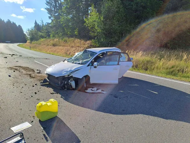 Das schwer beschädigte Fahrzeug kam auf der Bundesstraße zum Stillstand. | Foto: FF Pfaffenschlag
