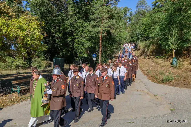 Feierlicher Festzug: Nach der Heiligen Messe führte der Festzug durch den Schlosspark zum neu gestalteten Feuerwehrhaus. | Foto: FF Pellendorf