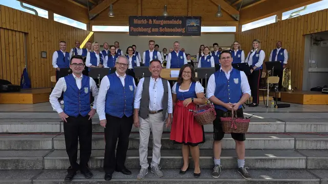 Erinnerungsfoto für Bürgermeister Christian Dungl mit dem MV Warth-Scheiblingkirchen-Bromberg. | Foto: Gemeinde Puchberg
