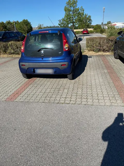 Klein, aber oho: Dieser Kleinwagen gönnte sich am Thermenparkplatz in Laa gleich zwei Stellplätze. | Foto: MeinBezirk 