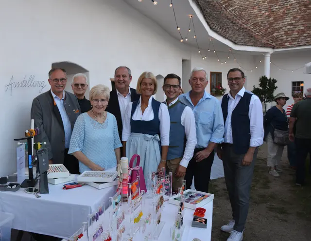 Landtagsabgeordneter Richard Hogl, Pfarrer Pater Edmund Tanzer, Marianne Lembacher, Josef Pröll, Standortleiterin Doris Buchmann, Bürgermeister Stefan Schröter, Kultur.Region.Niederösterreich-Holdinggeschäftsführer Martin Lammerhuber und Volkskultur Niederösterreich-Geschäftsführer Harald Froschauer. | Foto: Volkskultur NÖ