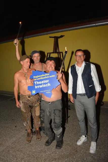 Der Theatergruppe Irrwisch wurde die Plakette "Regionalkultur ist verlässlich echt" verliehen. | Foto: Volkskultur NÖ