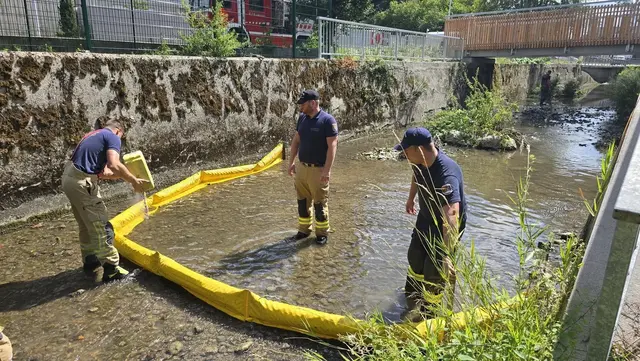 In der Breitsach musste eine Ölsperre errichtet werden. | Foto: Freiwillige Feuerwehr Ried