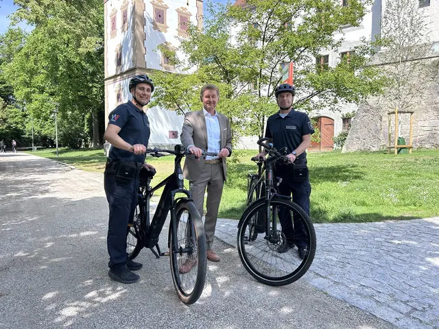 Vizebürgermeister Gerhard Kroiß (FPÖ) mit Mitarbeitern der Welser Ordnungswache. | Foto: Stadt Wels