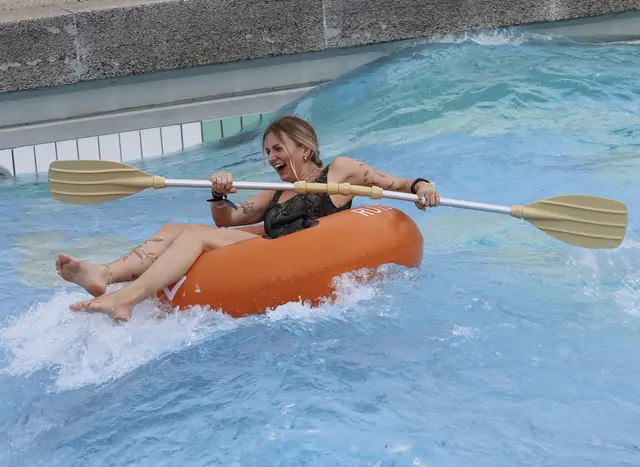 Mit Paddel und Rutschreifen gegen die Zeit: Cornelia Morgen beim „Wellenritt“, der ersten Disziplin 
der Rutschen-Challenge im Freibereich des Thermenresorts Loipersdorf. | Foto: Thermenresort Loipersdorf