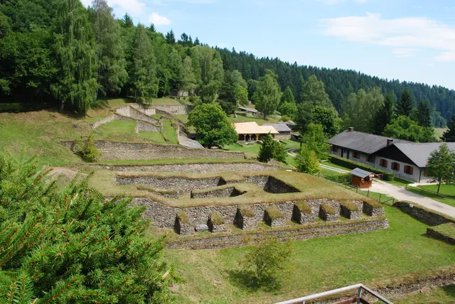 Die archäologischen Ausgrabungen am Magdalensberg sind weit über die Gemeindegrenzen hinaus bekannt.  | Foto: Privat