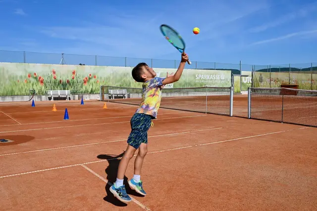 Mit Vorhand, Rückhand, Aufschlag, Volley und Smash wurde fleißig an den Grundlagen gearbeitet. | Foto: Langstadlinger / Stadtgemeinde Horn