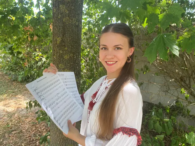 Choleiterin Anna Widmer freut sich auf Sängerinnen und Sänger, die gemeinsam bekannte Melodien erarbeiten wollen. | Foto: VHS polycollege Margareten Wieden