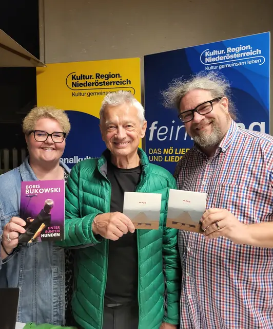 Andrea Bergmaier mit Bukowskis Buch "Unter bunten Hunden", Boris Bukowski und Klaus Bergmaier (mit jeweils einem Exemplar der CD "So viel Zeit" der Gruppe Minze, an der beide gemeinsam vor über 17 Jahren mitgewirkt hatten) | Foto: Klaus Bergmaier
