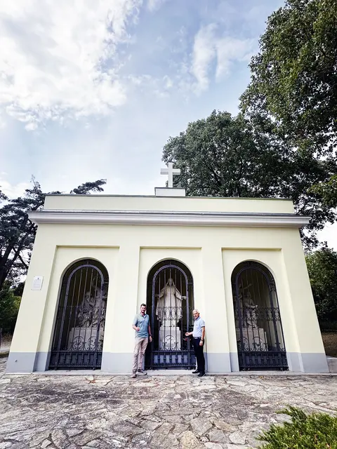Bürgermeister Johann Zeiner und der für die Denkmäler in Maria Enzersdorf verantwortliche Leiter
der Liegenschaftsverwaltung, Jürgen Tiefnig, freuen sich über die Sanierung der Jesus-Figur in
der Urlauberkreuz-Kapelle. | Foto: Marktgemeinde Maria Enzersdorf