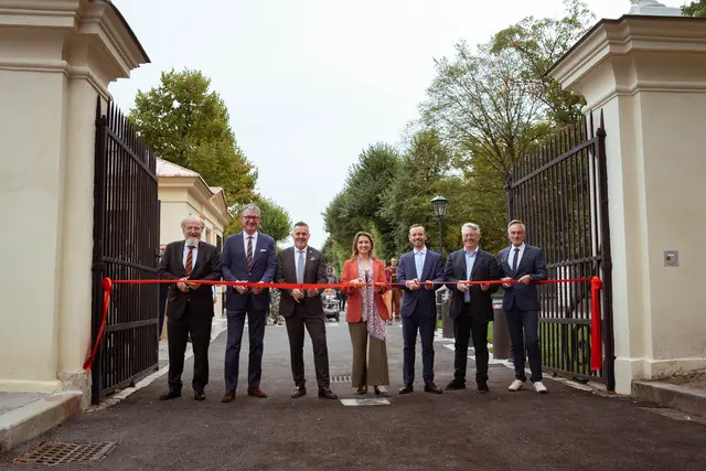 Gerhard Schmid (Dritter Präsident des Wiener Landtags; SPÖ), Stephan Hering-Hagenbeck, Klaus Panholzer, Johanna Zinkl, Severin Gruber (Generalsekretär im Bundesministerium für Wirtschaft, Energie und Tourismus), Jonathan Fine und Gerd Koch bei der Eröffnung. (v.l.n.r.) | Foto: Sade Jerabek/MeinBezirk