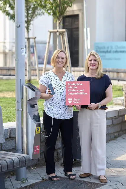Vizebürgermeisterin und Jugendstadträtin Bettina Emmerling (r., Neos) sowie die Wiedner Bezirksvorsteherin Lea Halbwidl (SPÖ) überzeugten sich im Resselpark persönlich von der Leistungsfähigkeit der neuen Ladestationen. | Foto: Stadt Wien/Markus Wache