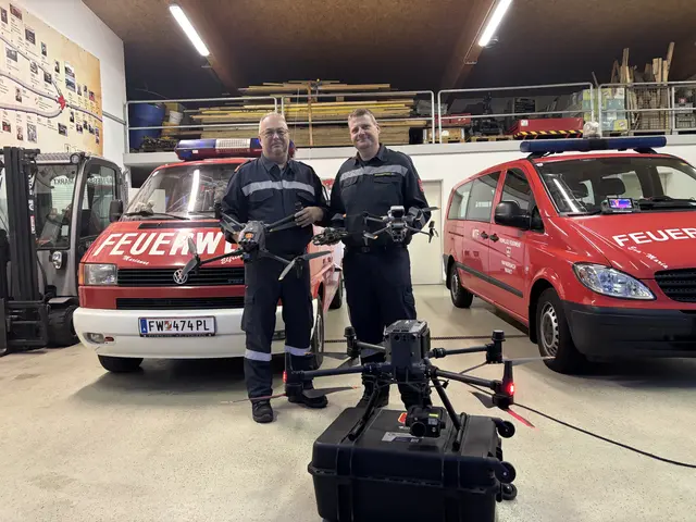 Kommandant der Freiwilligen Feuerwehr Hafnerbach Markt Erich Zöchbauer und der 1. Kommandant Stellvertreter Roland Schaberger mit den verschiedenen Einsatzdrohnen. | Foto: Martina Schweller