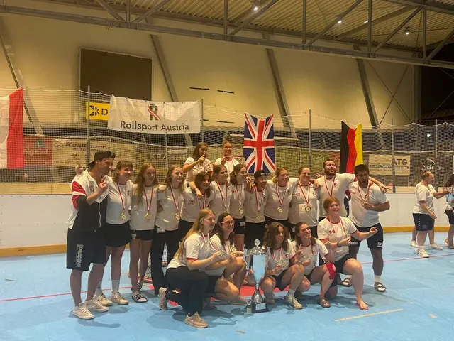 Nur eine Woche nach dem österreichischen Meistertitel feiern die „Rollmöpse“ den nächsten großen Erfolg: Die Altenbergerinnen holten beim Women European Cup in Ternitz den Europacup-Sieg. | Foto: Union Red Dragons Altenberg