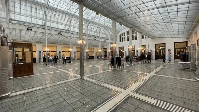 Besonders bekannt ist wohl die große Kassenhalle im Eingangsbereich – das Gebäude der Postsparkasse kann man nun erwerben.  | Foto: Andreas Pölzl/RMW