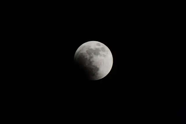 Nach der Sonnenfinsternis im August wartet bereits das nächste Himmelsschauspiel: die partielle Mondfinsternis am 28. August. | Foto: pixabay / carsus