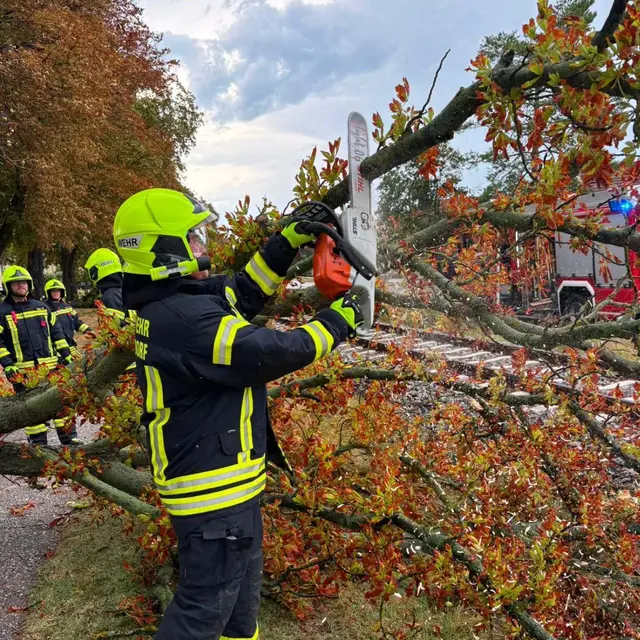 Feuerwehrmann mit Motorsäge