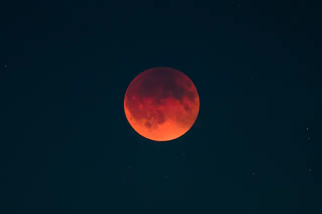 Foto: Der Mond während der totalen Mondfinsternis am 7. September 2025, aufgenommen auf der Sofienalpe in Wien. (Archiv) | Foto: APA-Images / APA / MAX SLOVENCIK
