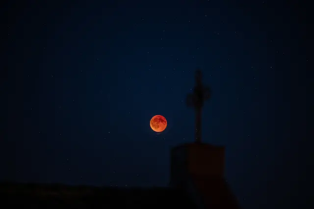 Durch Sonnenlicht, das von der Erdatmosphäre gestreut und gebrochen wird, kann der verdunkelte Teil des Mondes rötlich oder kupferfarben erscheinen. Daher werden Mondfinsternisse umgangssprachlich häufig als "Blutmond" bezeichnet. (Archiv) | Foto: Markus Pufler