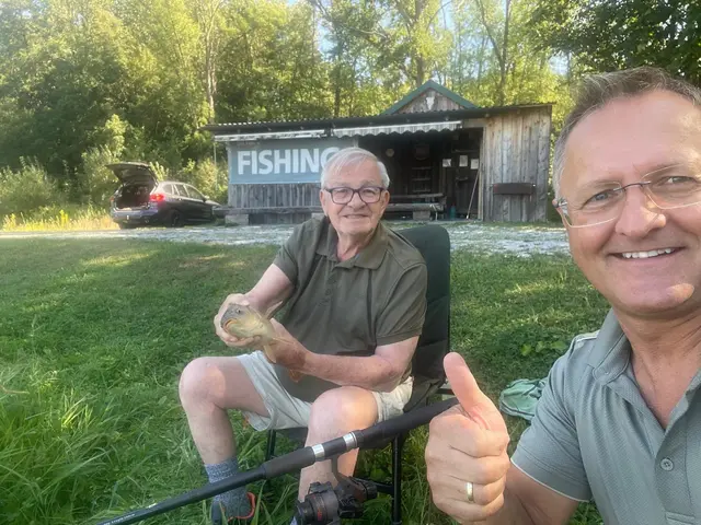 Johann S. und Josef R. beim Fischen. | Foto: Josef R.