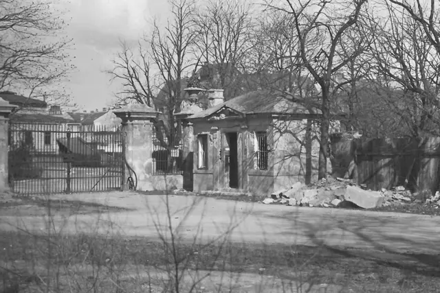 Historische Aufnahme des Wächterhäuschens, vermutlich nach dem Jahr 1945. | Foto: Schönbrunn Group