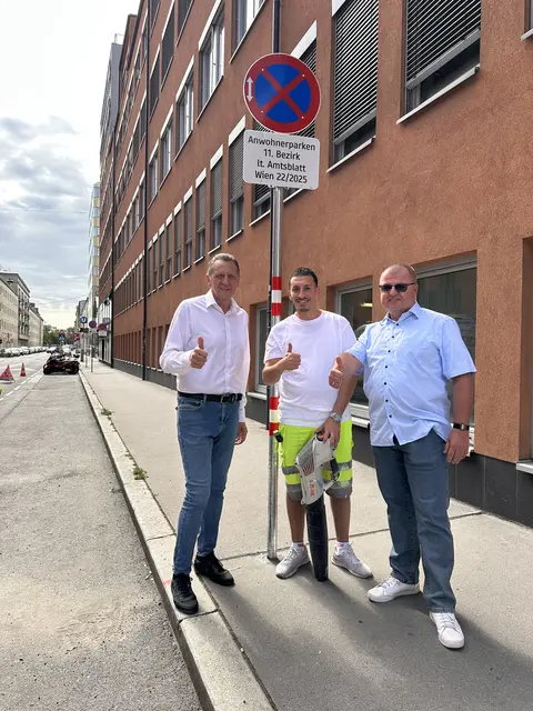 Bezirksvorsteher Thomas Steinhart (l.) und der Vorsitzende der Verkehrskommission Werner Thalmayr (beide SPÖ, r.) mit einem Magistratsmitarbeiter in der Mitte. Gemeinsam wurden kürzlich Schilder für das Anwohnerparken im Bezirk installiert.  | Foto: BV 11