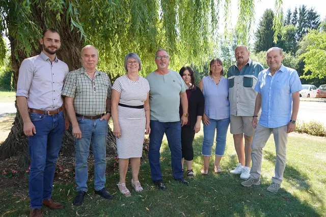  Der neu gewählte Vorstand mit Bez.PO Luca Geistler (li.) und Landesobmann Erich Hafner (re.) sowie Klaus Grasmugg (4. v.li.). | Foto: FPÖ Hartberg-Fürstenfeld