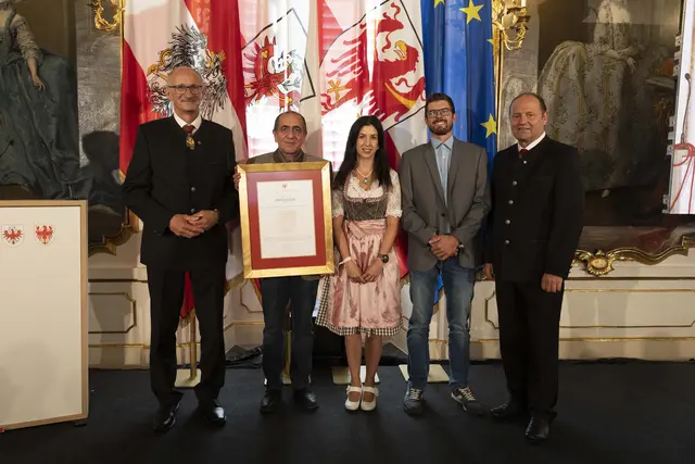 Auch Peter Prantl aus Haiming darf sich über die Anerkennung als "Erbhof" freuen. | Foto: Land Tirol