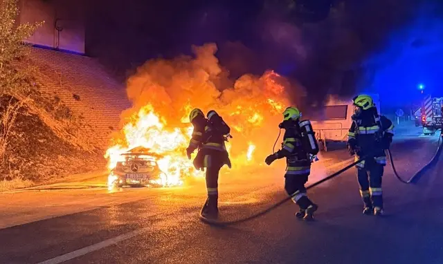 Das Fahrzeug brannte völlig aus. | Foto: Feuerwehr St. Jakob im Rosental