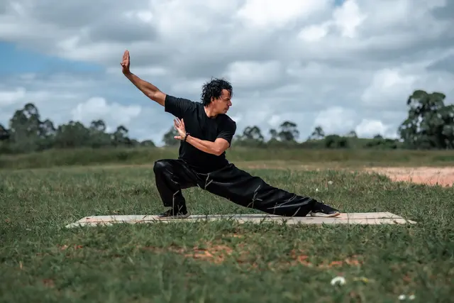 Auf der Donauinsel kann man unter professioneller Anleitung kostenlos Tai Chi praktizieren (Symbolbild). | Foto: pexels / Hebert Santos