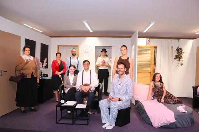 Das Ensemble des Theatervereins "Dugava/Regenbogen" feierte in Güttenbach Premiere ihres Theaterstücks "Wie wär’s denn, Mrs. Markham/Imate problem, gospa Markham?".  | Foto: Sonja Radakovits-Gruber
