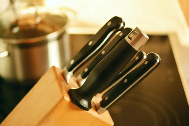Weil das Taschenmesser zu stumpf war, um durch die Haut der Frau zu schneiden, holte sich der Angeklagte ein Küchenmesser.  | Foto: congerdesign/Pixabay
