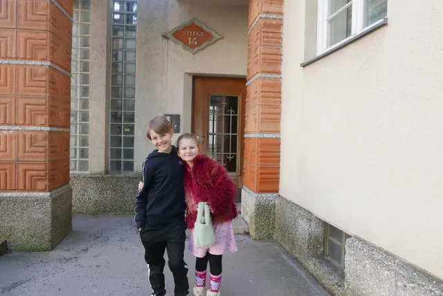 Die Ausstellung beleuchtet das Leben der Kinder und Jugendlichen im Karl-Seitz-Hof. Die Fotos werden durch Anekdoten der jungen Bewohnerinnen und Bewohner vervollständigt. | Foto: Ruth Mader