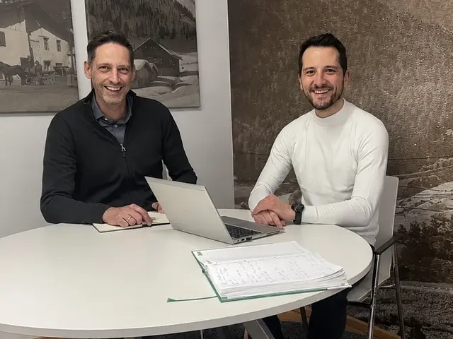 Der Obmann der Energiegemeinschaft Fulpmes, Vizebgm. Manfred Witsch (r.) und Vorstandsmitglied GR Clemens Mair (l.) freuen sich nach dem ersten Betriebsjahr über eine durch und durch positive Bilanz. | Foto: Marktgemeinde Fulpmes