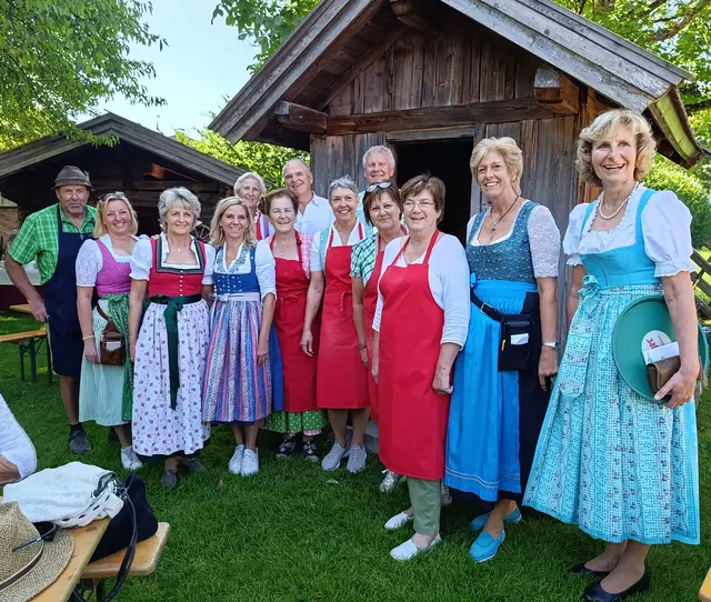 die Crew vom Bauernhausmuseum mit LA Katrin Brugger (Mitte blau)