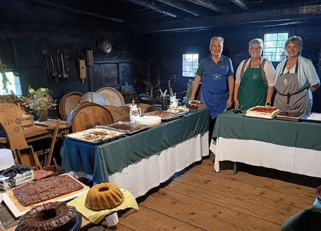 Auswahl hausgemachter Kuchen in der Rauchküche
