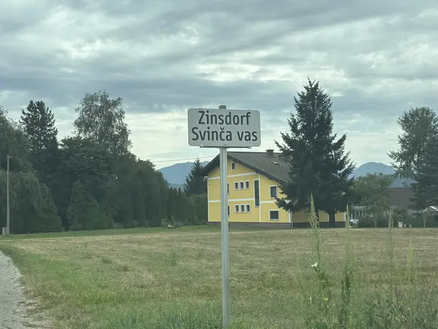 Die Magdalensberger Ortschaft Zinsdorf verfügt über eine zweisprachige Ortstafel.  | Foto: MeinBezirk.at/Christina Zwander