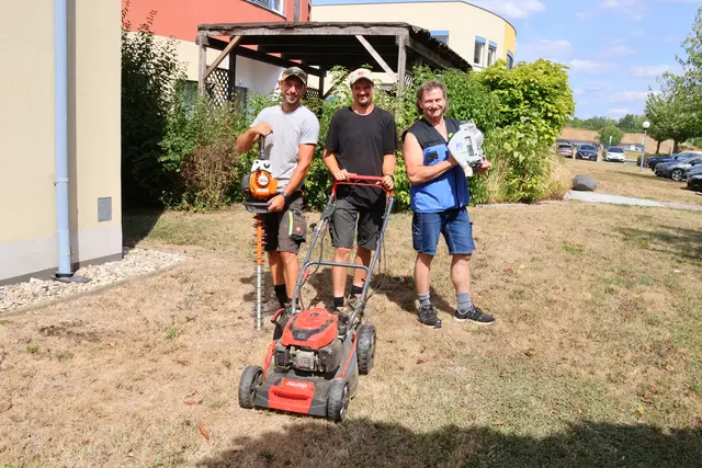 Die Unternehmer Adalbert Muhr (l.) und Thomas Bischof (r.) bildeten mit Patrick Hirschberger ein verlässliches Team für Haus und Garten. | Foto: MeinBezirk/Tamara Koller