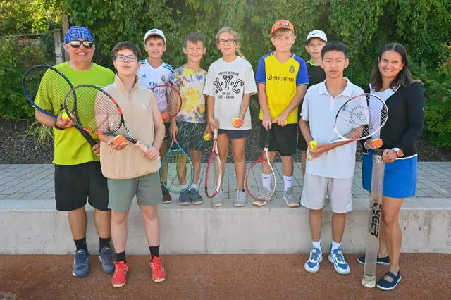 Trainer Armin Bauer und Stadträtin Evelyn Schmidt mit Kindern am Horner Tennisplatz.  | Foto: Langstadlinger / Stadtgemeinde Horn