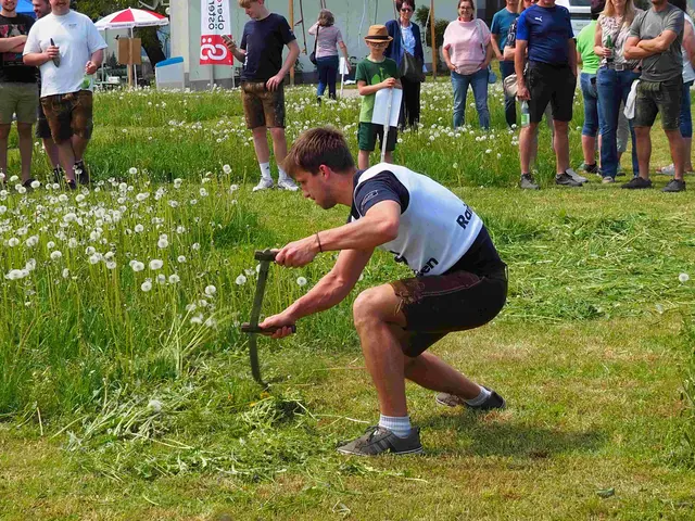 Bei einer Generationenwertung im Zuge des Bezirksmähens traten Jung gegen Alt gegeneinander an.  | Foto: Landjugend St. Martin