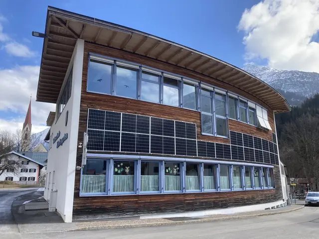 Nicht zu übersehen: An der Fassade des Schulgebäudes sind viele PV-Paneelen angebracht. | Foto: Gem. Häselgehr