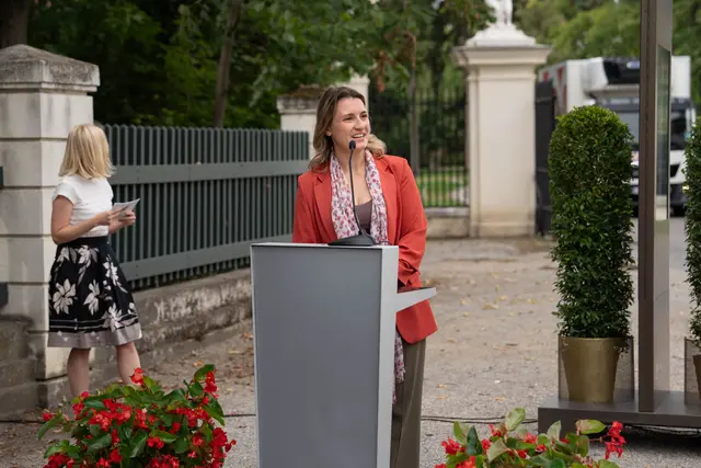 Bezirksvorsteherin Johanna Zinkl (ÖVP) freut sich über die Öffnung des Engelstors. | Foto: Sade Jerabek/MeinBezirk