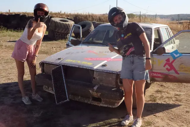 Bevor die Teilnehmer:innen hinter dem Lenkrad Platz nahmen, erlebten sie die Strecke zunächst als Beifahrer:innen neben den Rallyepiloten Tobias Reischer und Andreas Hubmer. Anschließend saßen sie selbst am Steuer eines Rallye-Volvos. | Foto: EASY DRIVERS