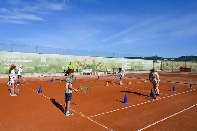 Mit Vorhand, Rückhand, Aufschlag, Volley und Smash wurde fleißig an den Grundlagen gearbeitet. | Foto: Langstadlinger / Stadtgemeinde Horn