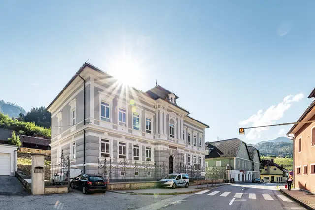 Die alte Schule in Hieflau wurde umgebaut und beherbergt nun moderne Ferienappartements. Nur eines von vielen Beispielen, wie die Gemeinde Landl Gebäude revitalisiert und mit neuen Funktionen belebt. | Foto: Thomas Sattler